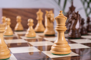 Schachspiel Kühnheit <br>aus Eschenmaserholz und Akazie