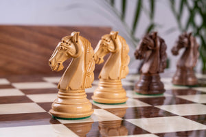 Schachspiel Kühnheit <br>aus Eschenmaserholz und Akazie