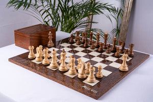Schachspiel Suzerain aus <br>Eschenmaserholz und Buchsbaum