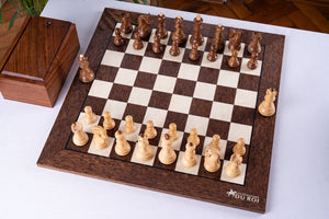 Schachspiel Suzerain aus <br>Eschenmaserholz und Buchsbaum