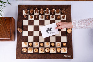 Schachspiel Suzerain aus <br>Eschenmaserholz und Buchsbaum