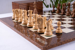 Schachspiel Suzerain aus <br>Eschenmaserholz und Buchsbaum
