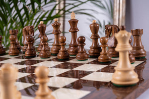 Schachspiel Suzerain aus <br>Eschenmaserholz und Buchsbaum
