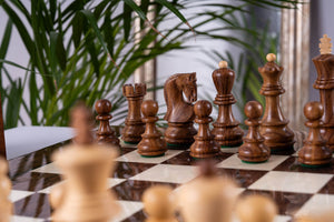 Schachspiel Suzerain aus <br>Eschenmaserholz und Buchsbaum