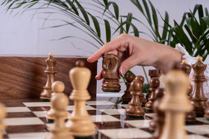 Schachspiel Suzerain aus <br>Eschenmaserholz und Buchsbaum