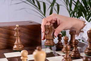 Schachspiel Suzerain aus <br>Eschenmaserholz und Buchsbaum