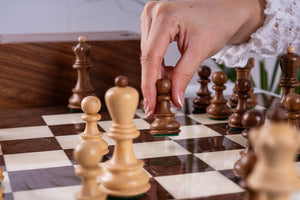 Schachspiel Suzerain aus <br>Eschenmaserholz und Buchsbaum