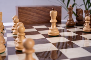 Schachspiel Suzerain aus <br>Eschenmaserholz und Buchsbaum