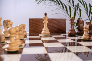 Schachspiel Suzerain aus <br>Eschenmaserholz und Buchsbaum