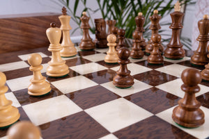 Schachspiel Suzerain aus <br>Eschenmaserholz und Buchsbaum
