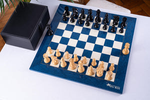Schachspiel Stratege aus <br>Eschenmaserholz und Buchsbaumholz