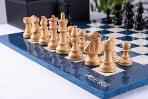 Schachspiel Stratege aus <br>Eschenmaserholz und Buchsbaumholz