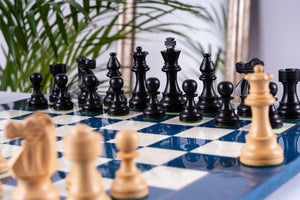 Schachspiel Stratege aus <br>Eschenmaserholz und Buchsbaumholz