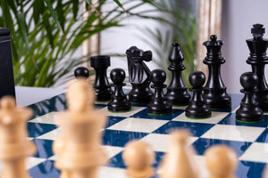 Schachspiel Stratege aus <br>Eschenmaserholz und Buchsbaumholz