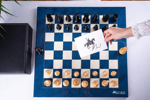 Schachspiel Stratege aus <br>Eschenmaserholz und Buchsbaumholz