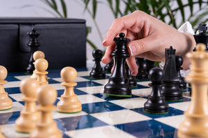 Schachspiel Stratege aus <br>Eschenmaserholz und Buchsbaumholz