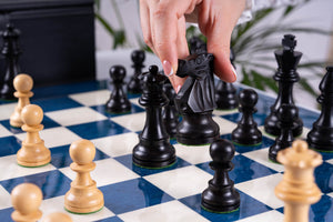 Schachspiel Stratege aus <br>Eschenmaserholz und Buchsbaumholz