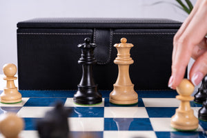Schachspiel Stratege aus <br>Eschenmaserholz und Buchsbaumholz