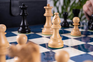 Schachspiel Stratege aus <br>Eschenmaserholz und Buchsbaumholz