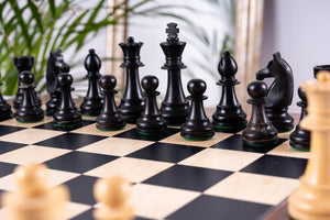 Antikes Schachspiel aus <br>Ahorn- und Pappelholz