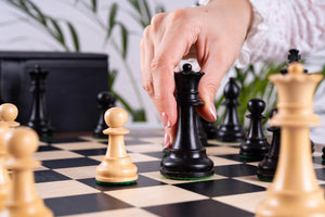 Antikes Schachspiel aus <br>Ahorn- und Pappelholz