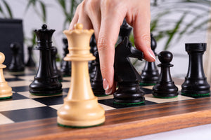 Antikes Schachspiel aus <br>Ahorn- und Pappelholz