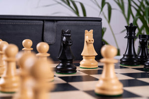 Antikes Schachspiel aus <br>Ahorn- und Pappelholz