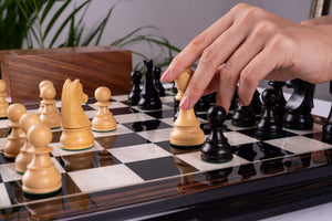 Schachspiel Transmission <br>aus Ebenholz und Buchsbaum