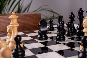 Schachspiel Transmission <br>aus Ebenholz und Buchsbaum
