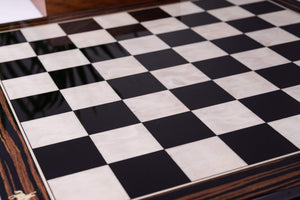 Schachspiel Transmission <br>aus Ebenholz und Buchsbaum