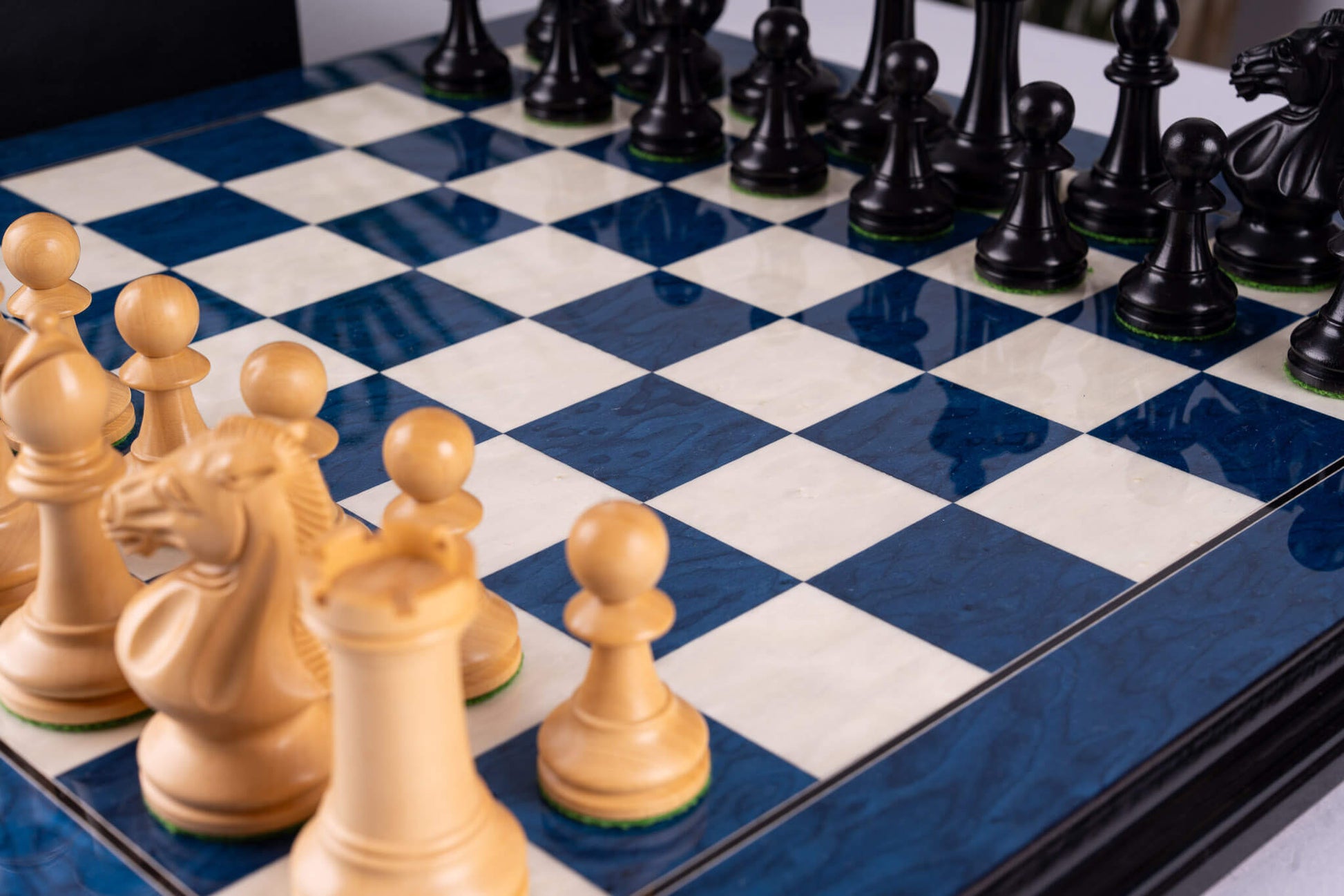 Schachspiel Bleu Céleste <br>aus Eschenmaser