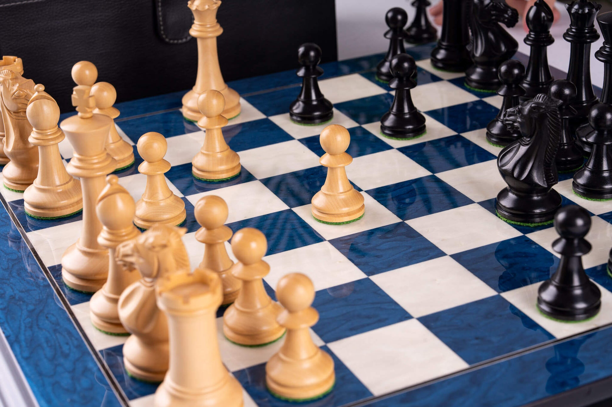 Schachspiel Bleu Céleste <br>aus Eschenmaser