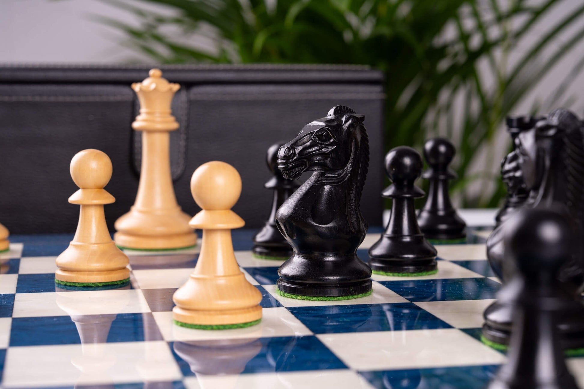 Schachspiel Bleu Céleste <br>aus Eschenmaser