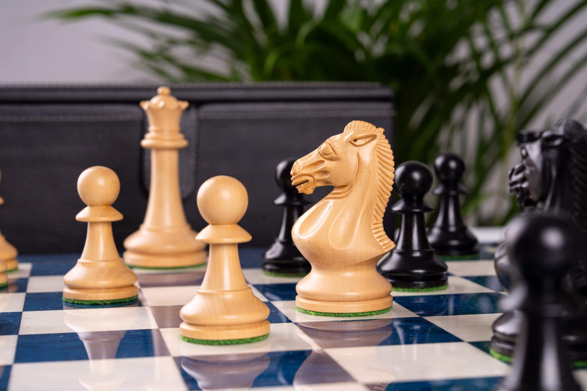 Schachspiel Bleu Céleste <br>aus Eschenmaser