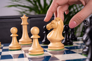 Schachspiel Bleu Céleste <br>aus Eschenmaser