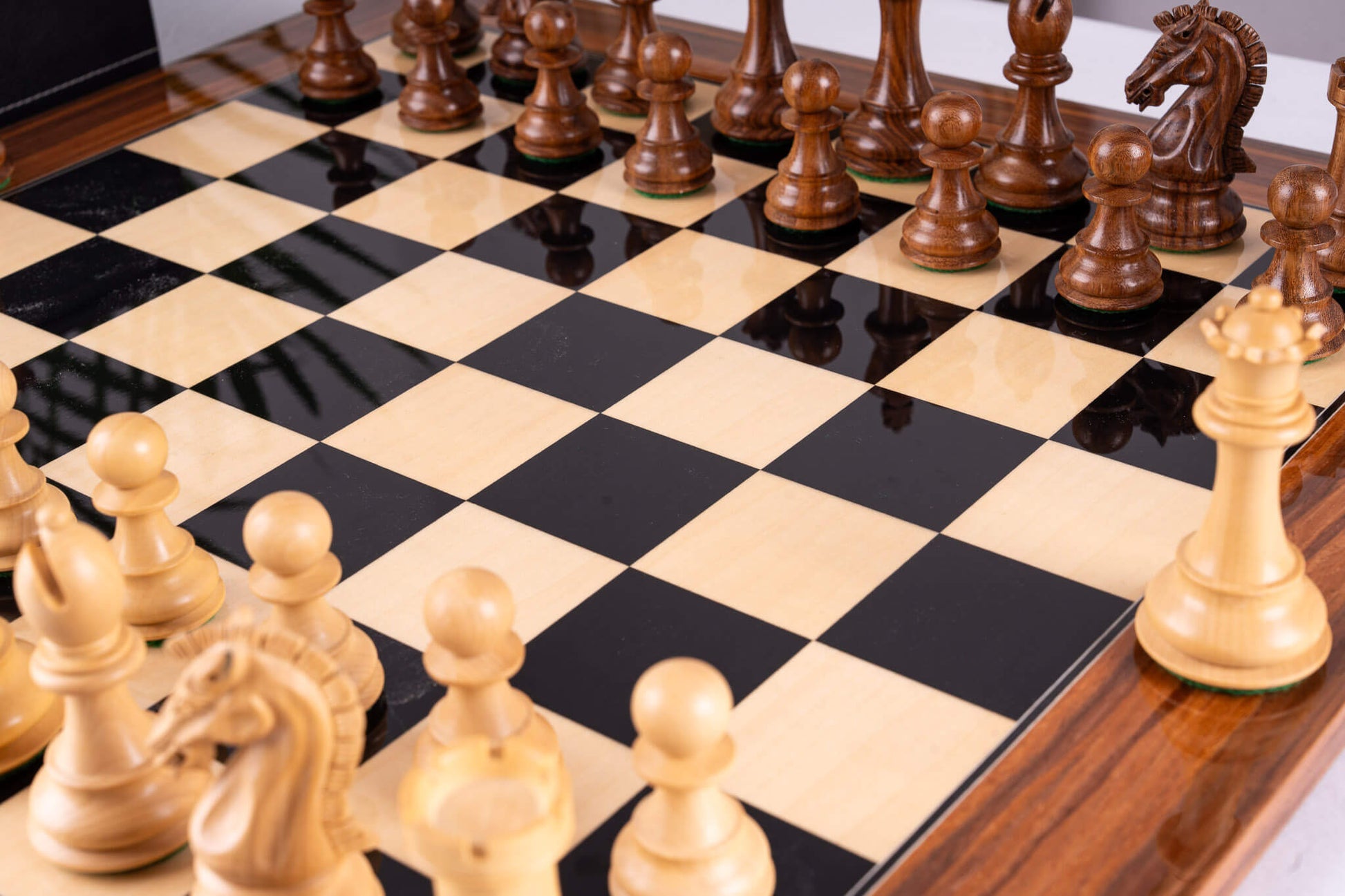 Imperiales Schachspiel <br>aus Palisander und Ahorn