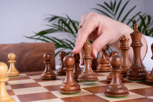 Schachspiel Lorbeer aus <br>Buchsbaum- und Mahagoniholz