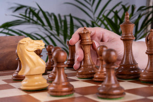 Schachspiel Lorbeer aus <br>Buchsbaum- und Mahagoniholz