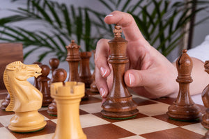 Schachspiel Lorbeer aus <br>Buchsbaum- und Mahagoniholz