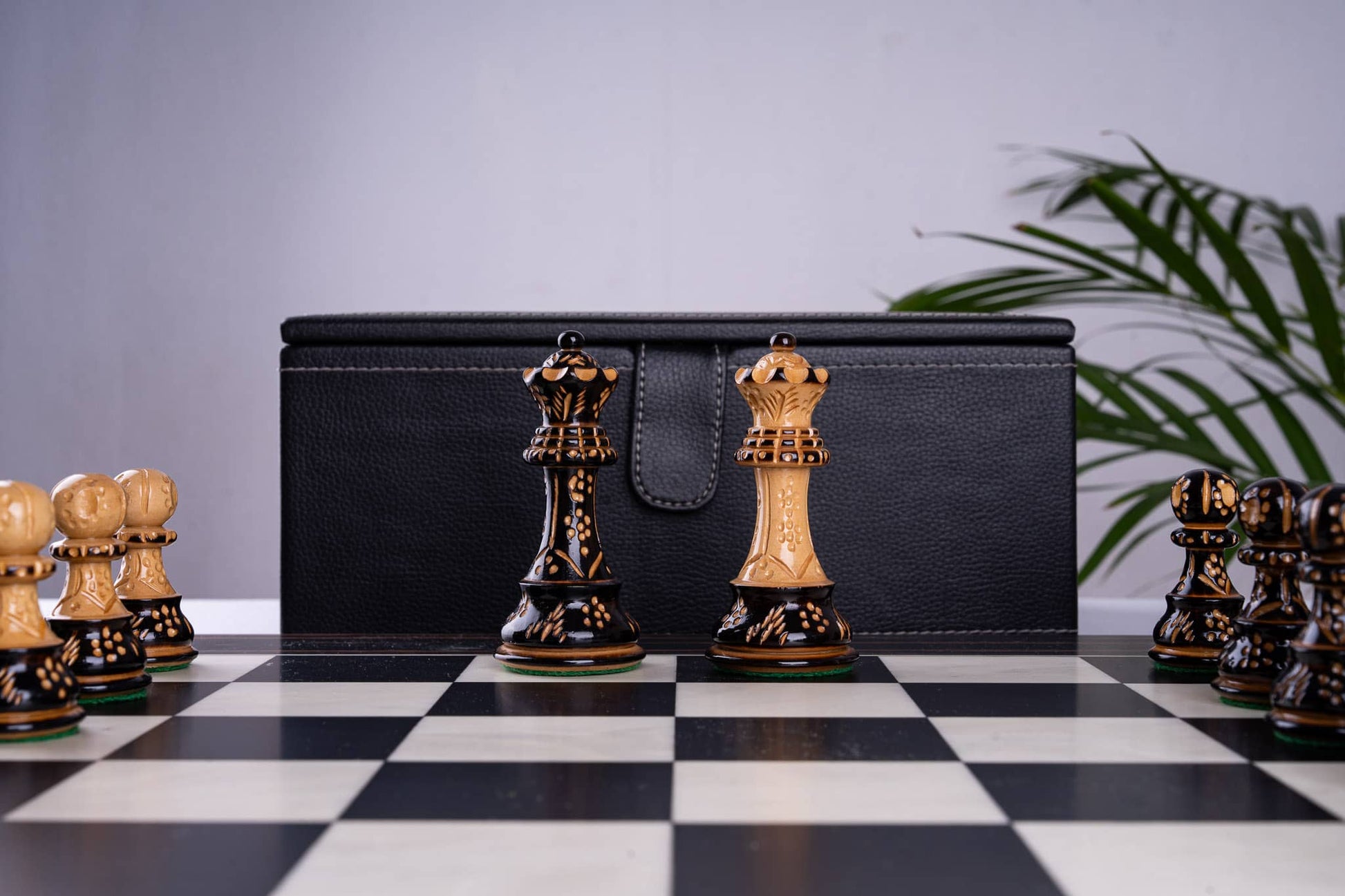 Schachspiel Gipfel <br>aus Ebenholz und Buchsbaum