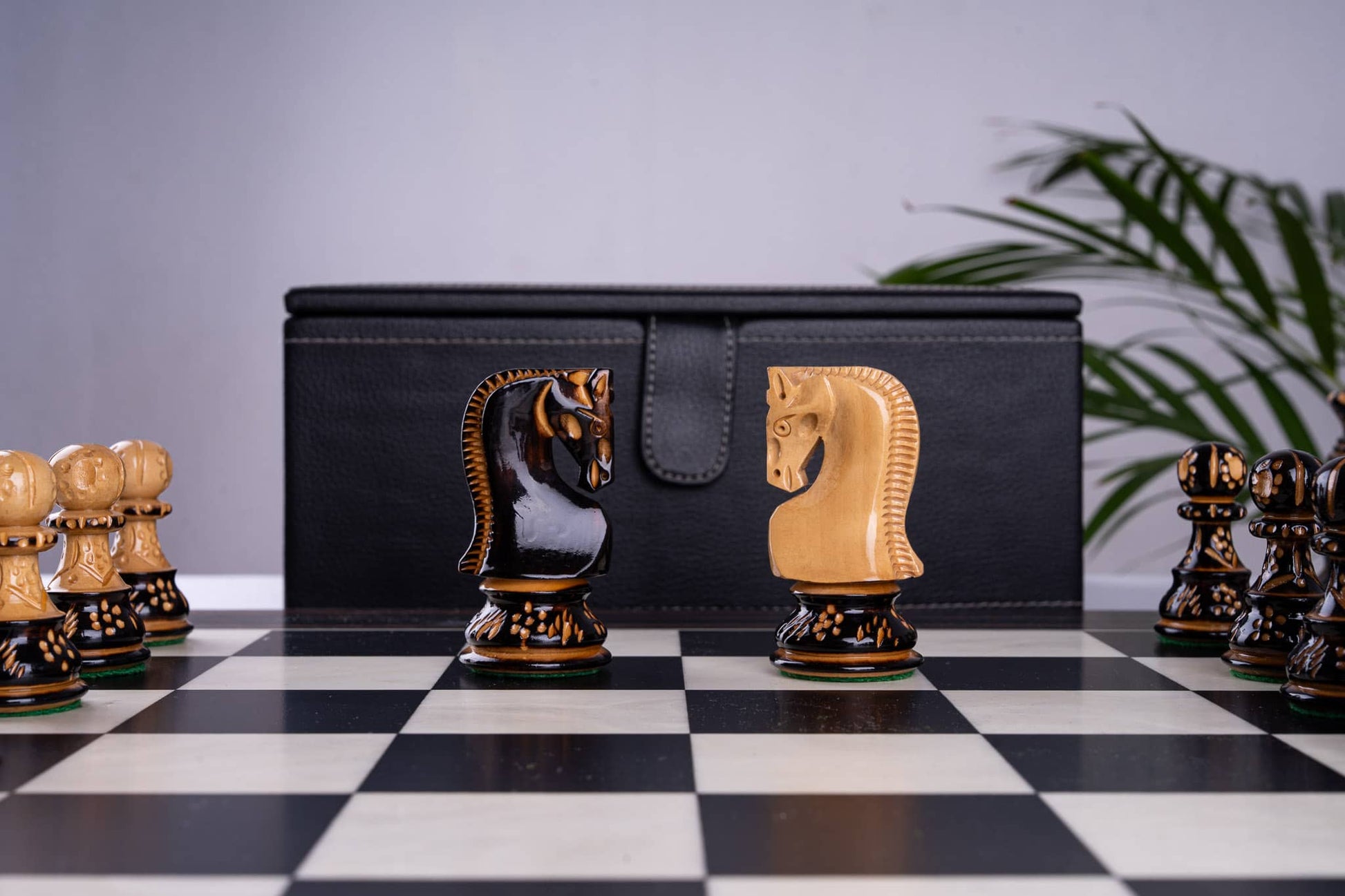 Schachspiel Gipfel <br>aus Ebenholz und Buchsbaum
