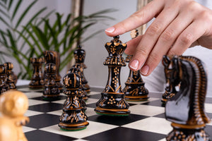Schachspiel Gipfel <br>aus Ebenholz und Buchsbaum