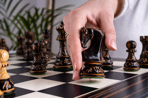 Schachspiel Gipfel <br>aus Ebenholz und Buchsbaum