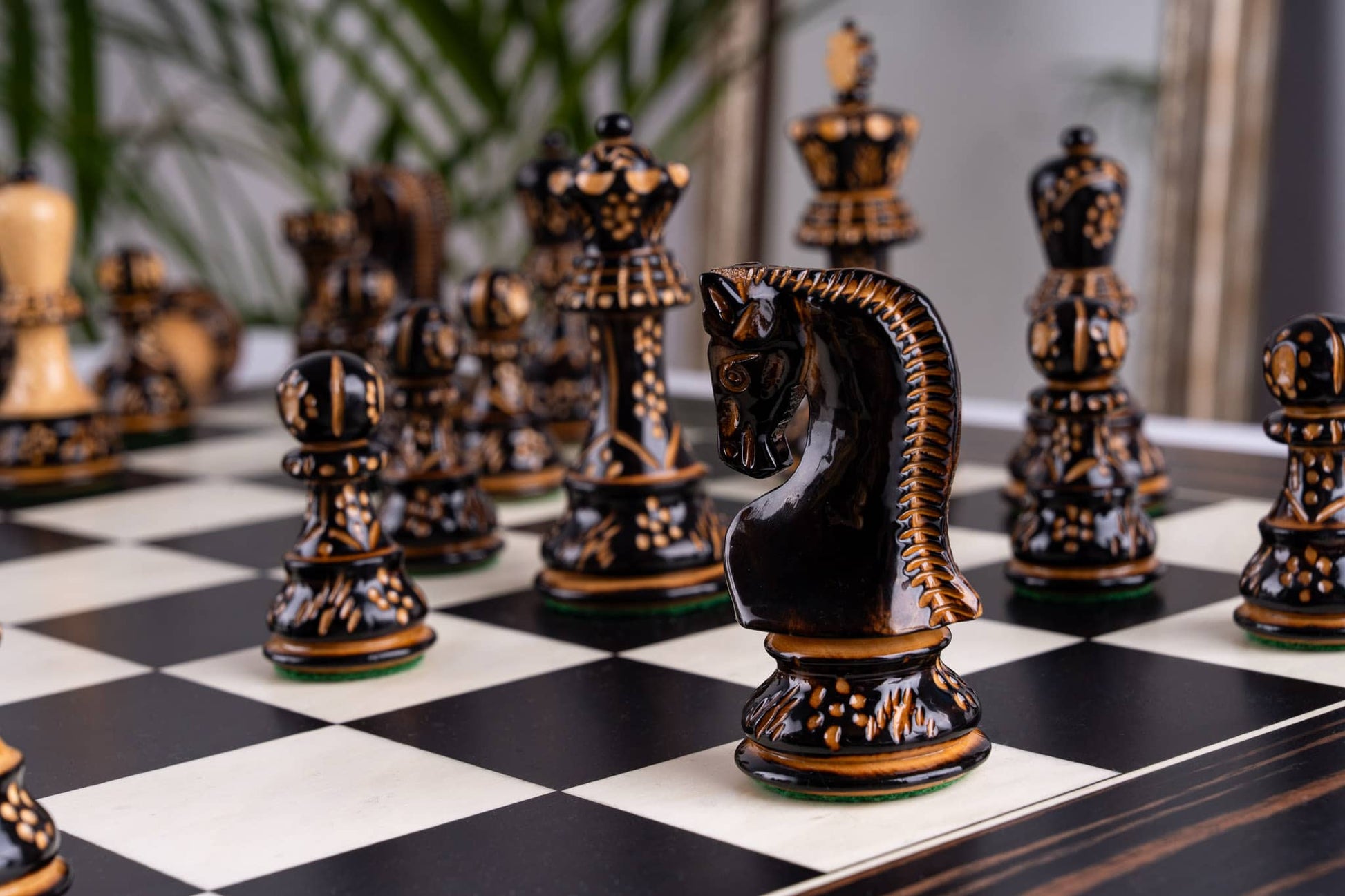Schachspiel Gipfel <br>aus Ebenholz und Buchsbaum