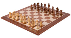 Bernsteinfarbenes Schachspiel <br>aus Mahagoniholz