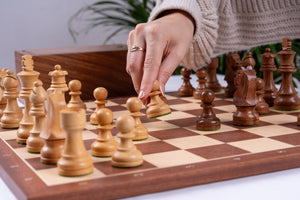 Vintage Schachspiel Buchstabiert <br>und nummeriert aus Mahagoniholz