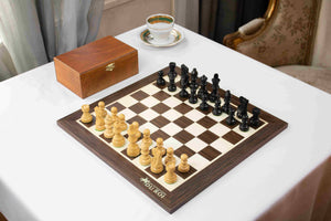 Schachspiel im französischen Stil <br>aus Ebenholz und Ahornholz
