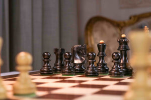Schachspiel Grace <br>aus Einlegearbeiten (Ebenholz)