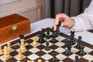 Schachspiel Grace <br>aus Einlegearbeiten (Ebenholz)