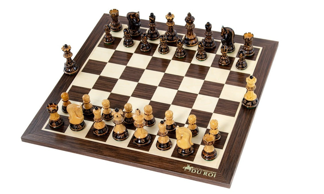 Schachspiel Eleganz mit <br>gebrannten Holzfiguren